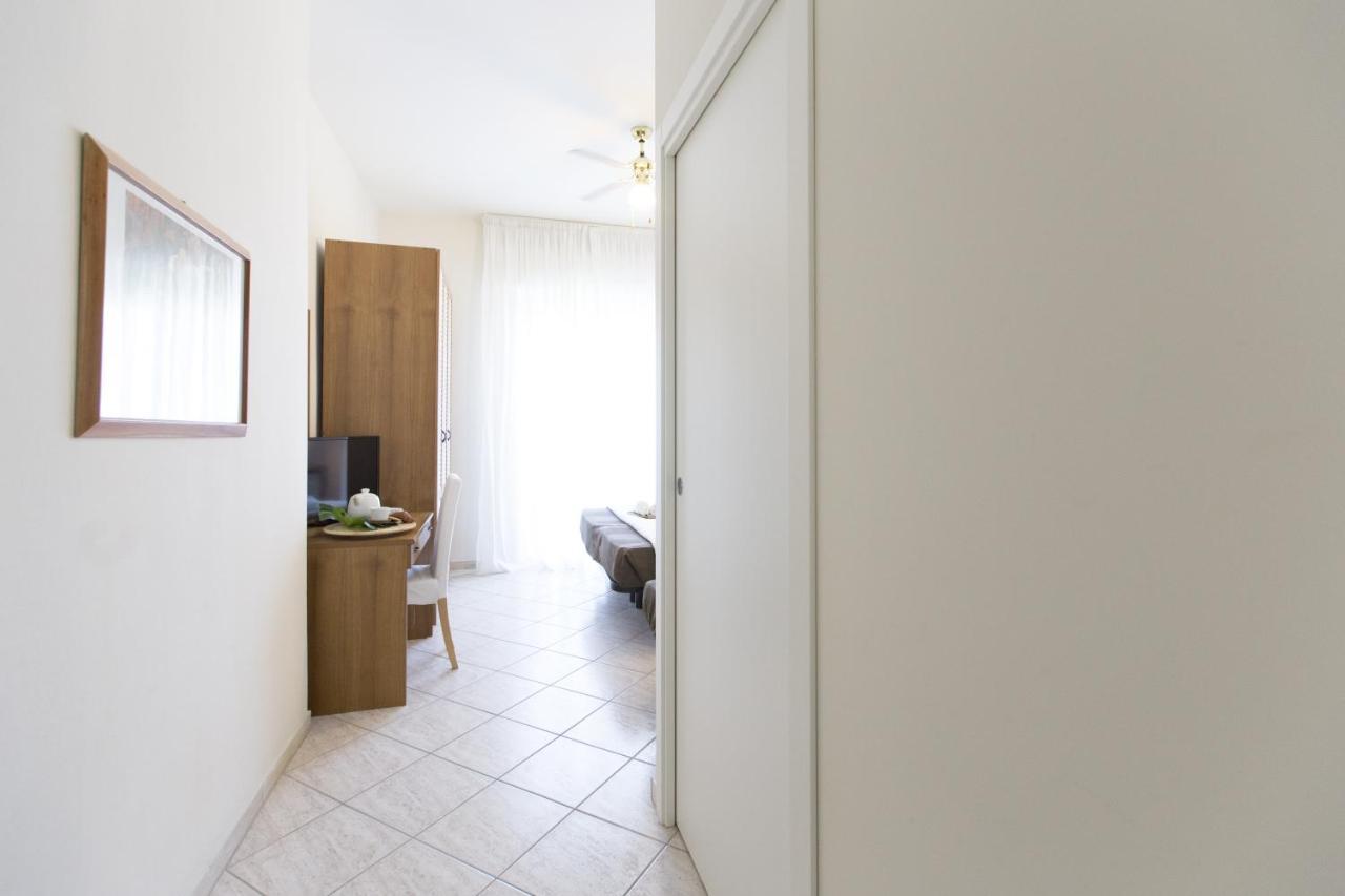 Hotel Esplanade Римини Экстерьер фото