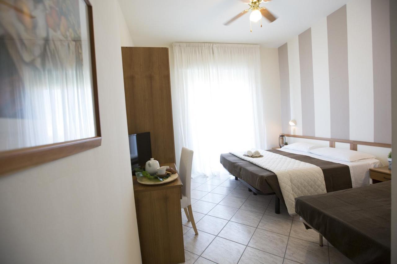 Hotel Esplanade Римини Экстерьер фото